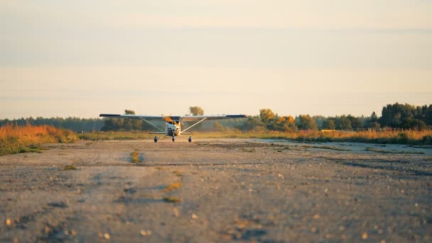 Ett litet flygplan går snabbt på en bana att ta bort. — Stockvideo