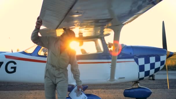 Pilot, technik kontrolu letadla křídla, zblízka. — Stock video