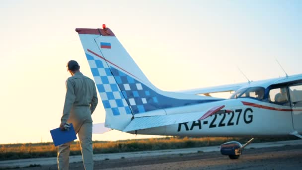 Piloto masculino verificando asas de aviões . — Vídeo de Stock