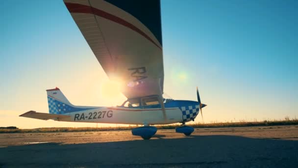 Modré a bílé letadlo na dráze, zblízka. — Stock video