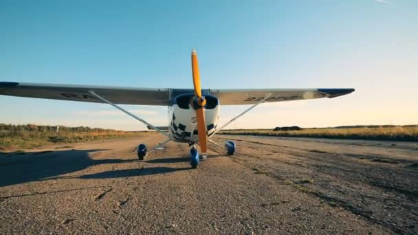 Close-up van een persoon lopen op de achtergrond van een vliegtuig,. — Stockvideo