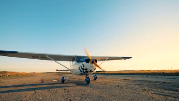 Avion se déplaçant sur une piste, gros plan . — Video