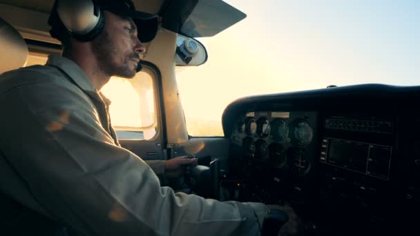 Ένας πιλότος σε ένα πιλοτήριο αεροπλάνα, κοντινό πλάνο. — Αρχείο Βίντεο