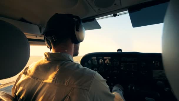 Männlicher Pilot, der ein Flugzeug steuert, Rückseite. — Stockvideo