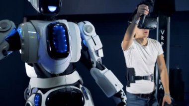 Dostum denetimleri Vr kullanýlýyor robot, bir yakın çekim.