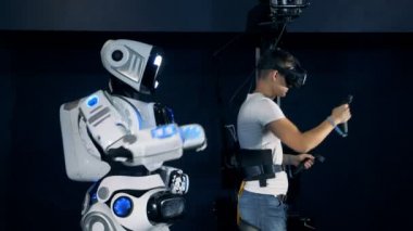 Droid ve Vr equipment, yan görünüm hareket eden adam.