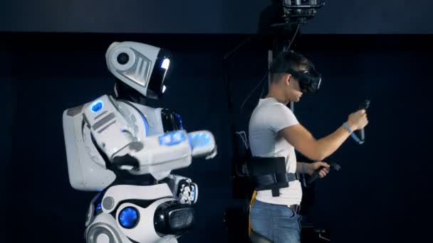 Droid e homem em movimento no equipamento VR, vista lateral . — Vídeo de Stock