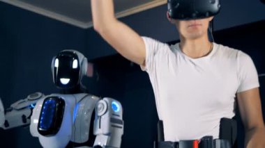 Bir oyun Vr gözlük ve kollar, hareketli bir droid yakın çekim.