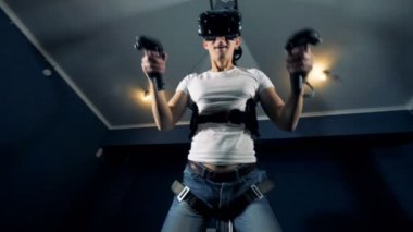 Vr ekipman giyen kişi oynuyor. Sanal gerçeklik oyun kavramı.