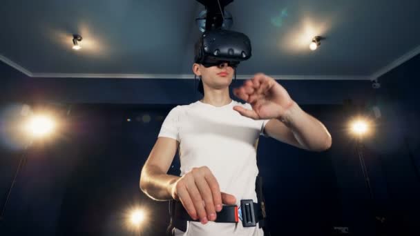 Der Spieler nimmt die Brille ab. roboter vr kybernetisches spielsystem. — Stockvideo