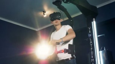 VR oyun eller, hareketli bir kişi olsun. Robot Vr sibernetik oyun sistemi.