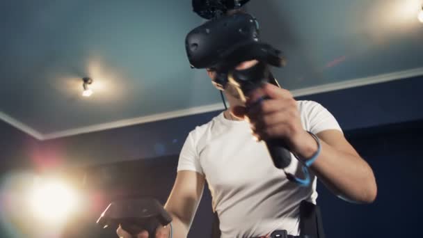 Une personne porte de l'équipement VR dans une salle de jeux. Robotique VR système de jeu cybernétique . — Video