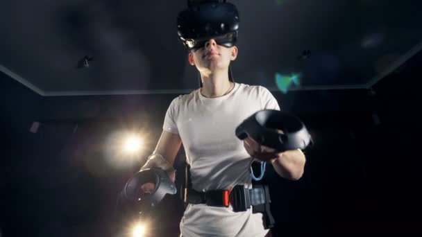 VR 360 headset virtuele realiteit systeem voor het spelen van games in virtuele werkelijkheid. — Stockvideo