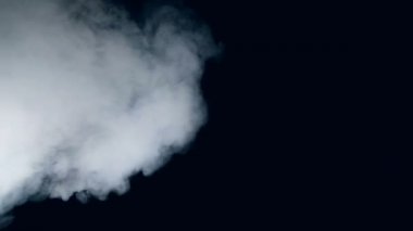 Beyaz izole duman karanlık uzaya püskürtülür