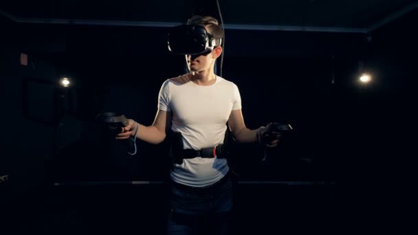 Feliz jugador con gafas VR. Robótica VR sistema de juego cibernético . — Vídeo de stock