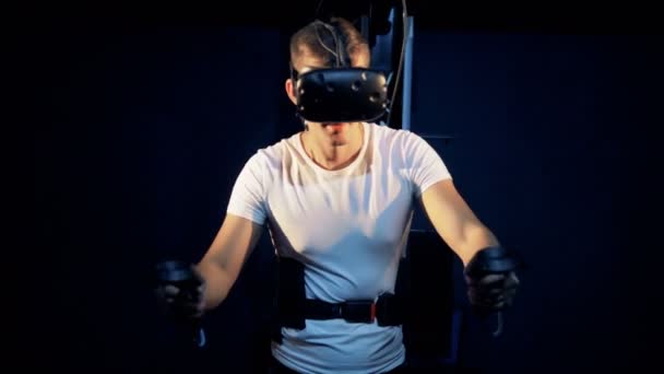 Человек в очках двигает руками. Роботизированная система виртуальных игр . — стоковое видео