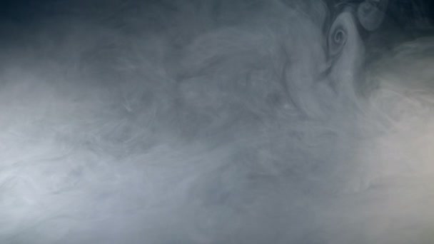 El humo más pequeño, la niebla y el humo aislado se extienden sobre el fondo oscuro — Vídeo de stock