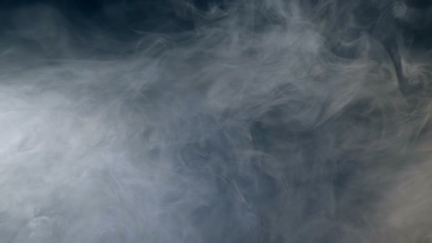 Nebel, vereinzelter Rauch, gespenstischer Nebel, der im Dunkeln schwebt — Stockvideo