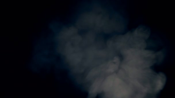 Karanlık puffs sis, sis, izole duman eriterek ile doldurulur — Stok video