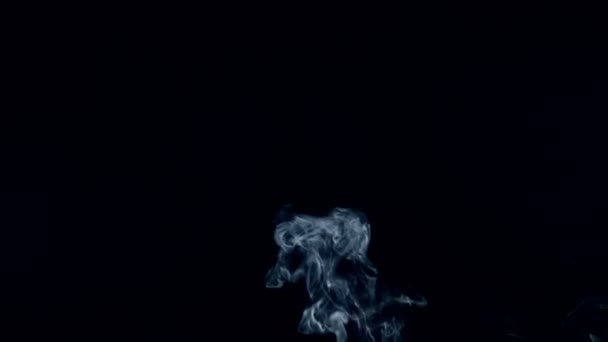 Corriente delgada de humo fluye en la oscuridad — Vídeo de stock