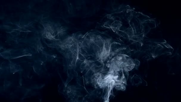 Nebel, vereinzelter Rauch auf dunklem Hintergrund. — Stockvideo