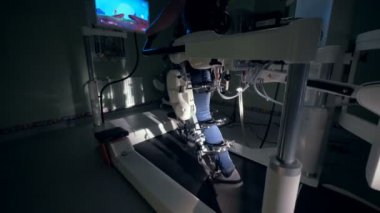 Bir tıbbi koğuşta, arkadan görünüm kişi yürüyor.