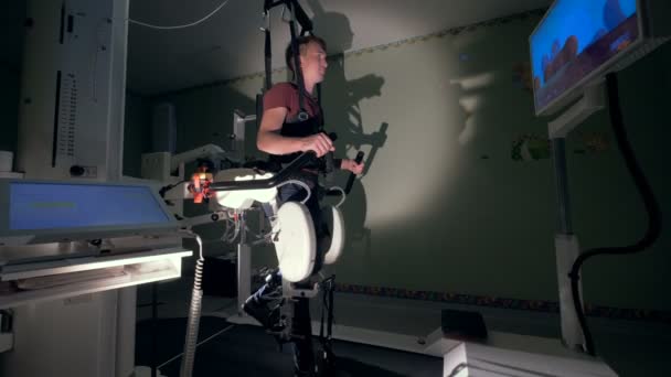 Patiënt kijkt naar een monitor van een medische machine, close-up. — Stockvideo