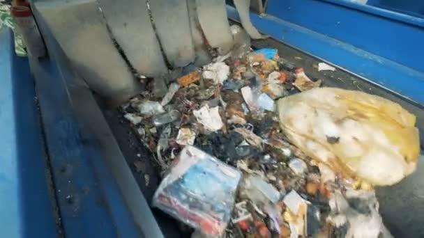 Σκουπιδιών σε μια μεταφορική ταινία, κοντινό πλάνο. — Αρχείο Βίντεο
