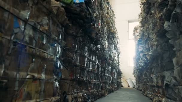 Tovární sklad plné odpadků, blízko nahoru. — Stock video