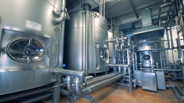 Tubos e cisternas de aço contidos numa fábrica produtora de álcool — Vídeo de Stock