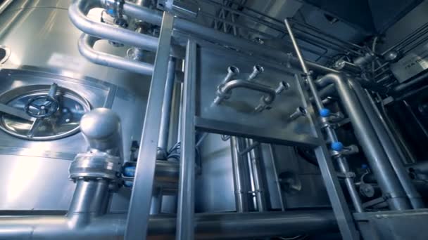 Interior de una fábrica de cerveza llena de equipos de acero y recipientes — Vídeo de stock
