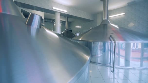 Massale distilleerderij vaten geïnstalleerd in een ruime faciliteit — Stockvideo