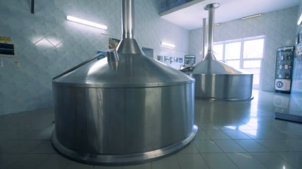 Due enormi contenitori collocati in una sala di una fabbrica di birra — Video Stock