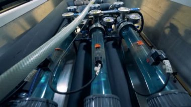 Bir bira fabrikasında yüklü barometreler ile silindir damıtma