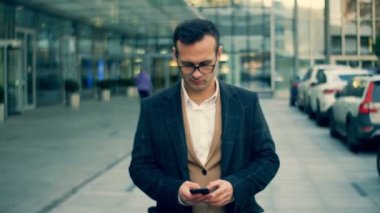 Kişi türlerinde gülümseyen, cep telefonu, yakın çekim.