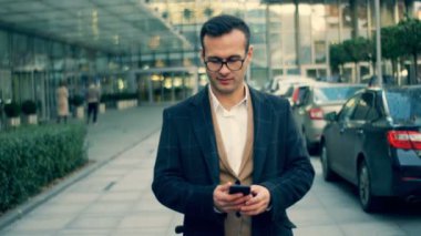 İşadamı ile bir telefon fotoğraf çeker, yakın çekim.