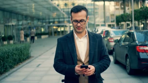 Empresario toma fotos con un teléfono, de cerca . — Vídeo de stock