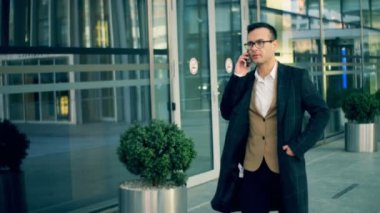 İşadamı görüşmeler bir iş merkezinde bir cep telefonu kapat.