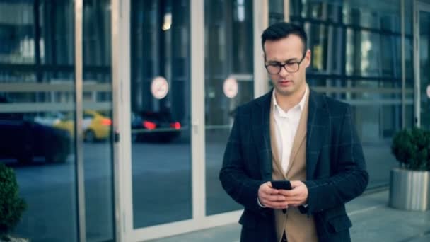 Gerente corporativo ocupado hace una llamada con un teléfono, de cerca . — Vídeo de stock