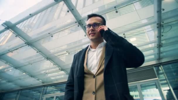 Heureux gérant d'entreprise parlant sur un téléphone portable, gros plan . — Video