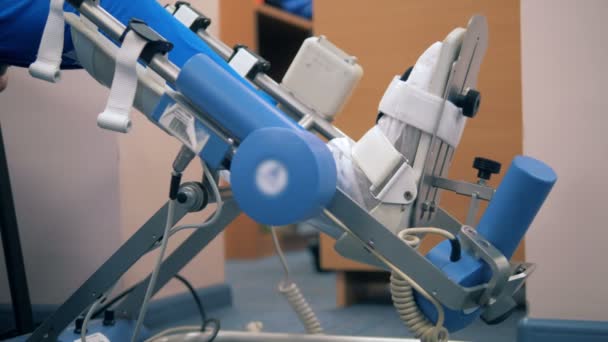 Ortopedické zařízení zvedá nohy pacientů. — Stock video