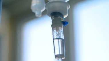 Bir koğuş adlı bir damla şişesi. Bir damla şişesi ile sıvı bir klinikte.