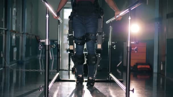 Persoon lopen in de prothese tijdens een therapie, close-up. — Stockvideo