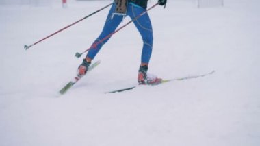 Rusya, 05 Mart 2018, biatlon eğitim süreci. Arka görünümü'nde bir kadın biatloncu Kayak süreci