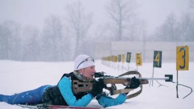Biatlon yarış sırasında bir kadın yarışmacı oturumu çekim