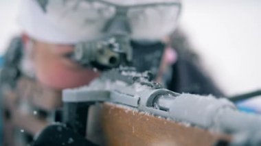 Biatlon riffles bir kadın tarafından yeniden Dergisi, yakın çekim