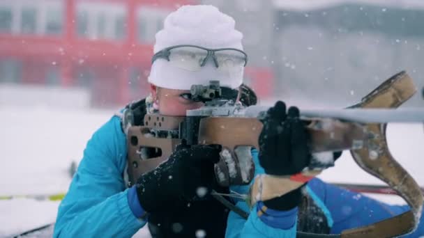 Skytte process av en kvinnlig idrottare under skidskytte race — Stockvideo