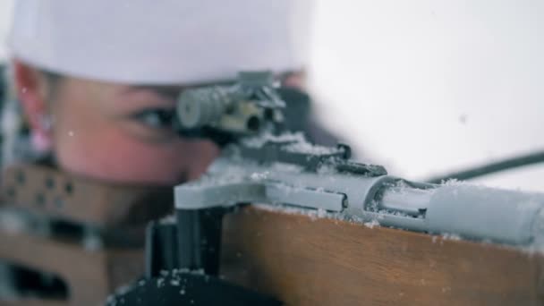 Спортивная винтовка в руках спортсменки крупным планом — стоковое видео