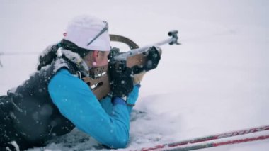 Bölge bir kadın biatloncu ateş ile çekim Snowbound