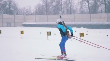 Rusya, 05 Mart 2018, biatlon eğitim süreci. Sporcumuz Biatlon antrenman sırasında kar üzerinden Kayak